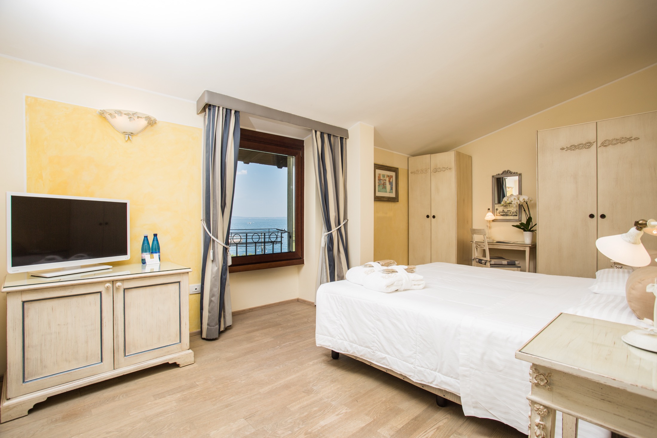 Die natürliche Eleganz des Schlafens vor dem See