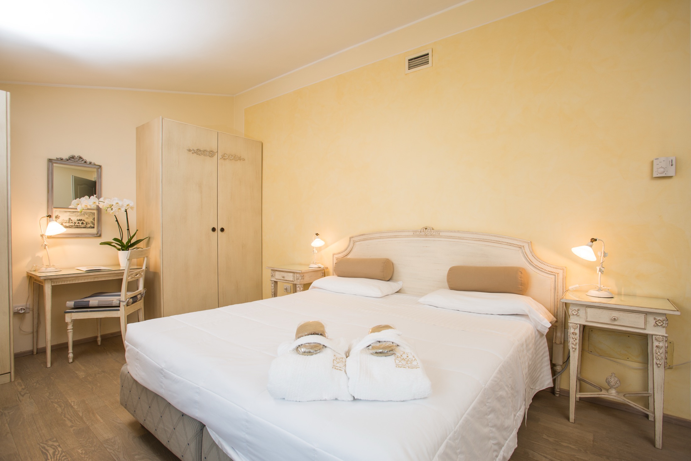 Sie öffnen sich auf den Garten des Hotels oder den charmanten angrenzenden Yachthafen und bieten einen angenehmen, teilweisen Blick auf den See und eine entspannte Atmosphäre, die in die Landschaft eingebettet ist