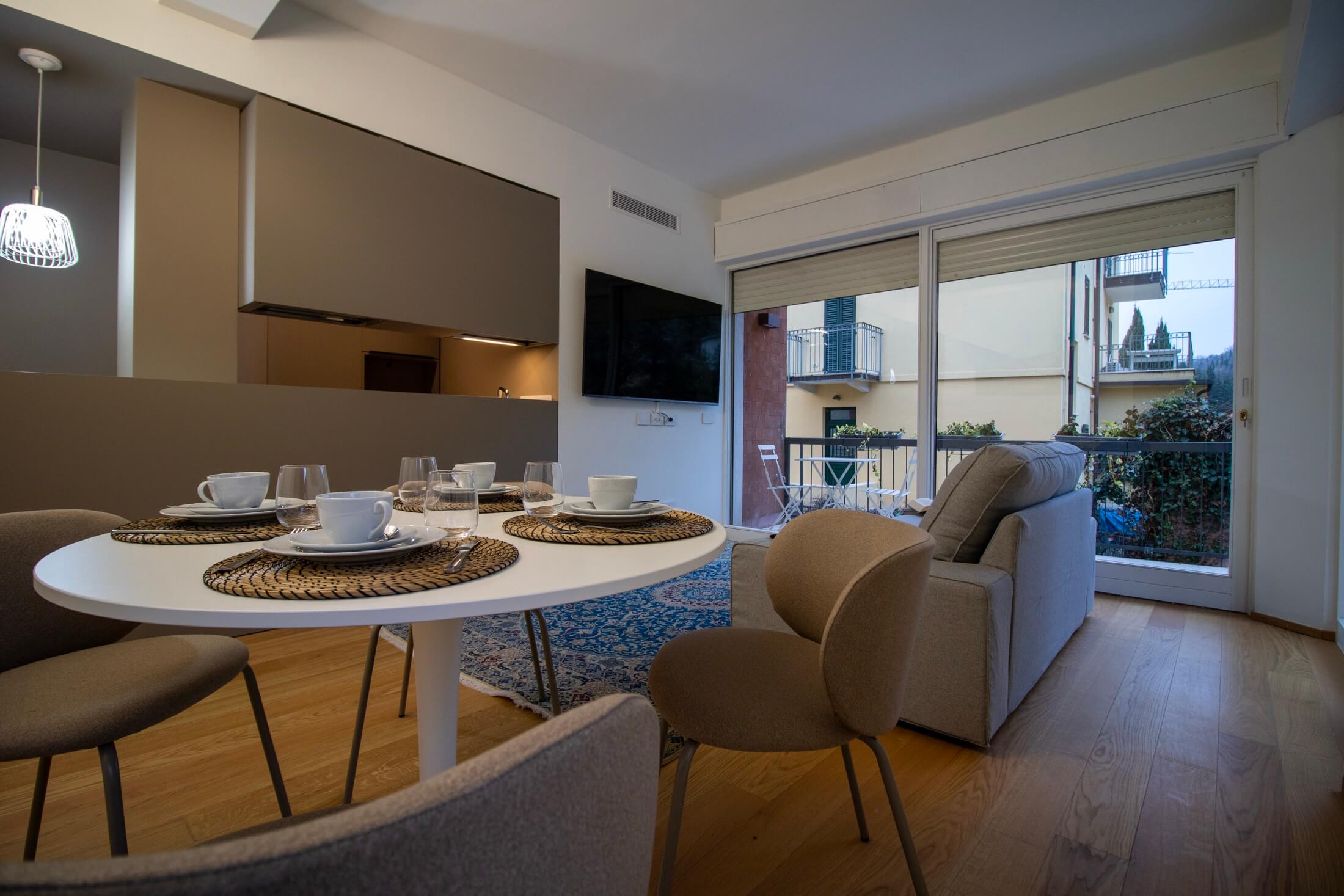 L’appartamento Salice è un’accogliente e luminosa residenza situata a pochi metri dal suggestivo porticciolo di Barbarano di Salò.