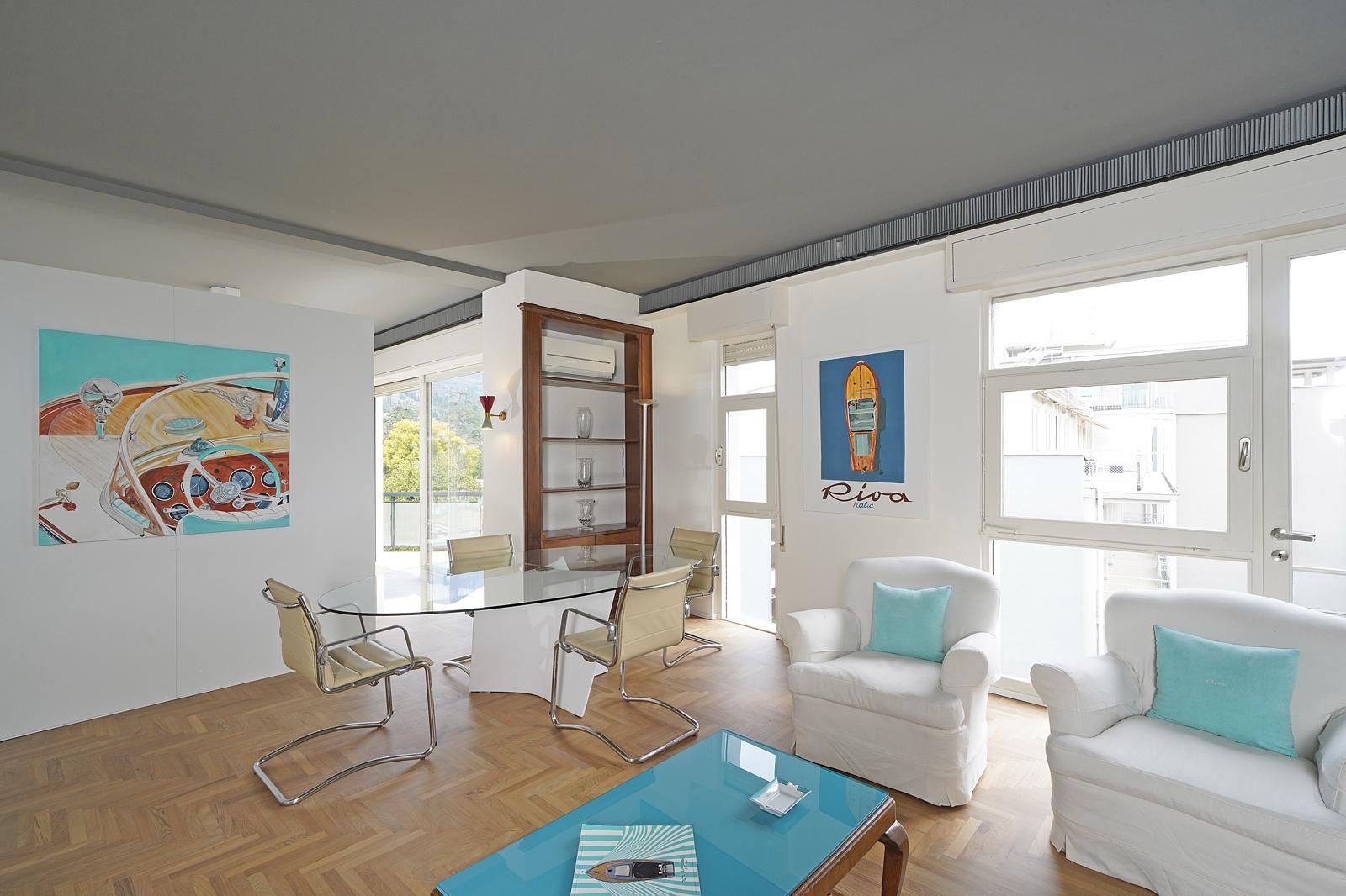 L’appartamento Ulivo è un’accogliente e luminosa residenza situata a pochi metri dal suggestivo porticciolo di Barbarano di Salò.