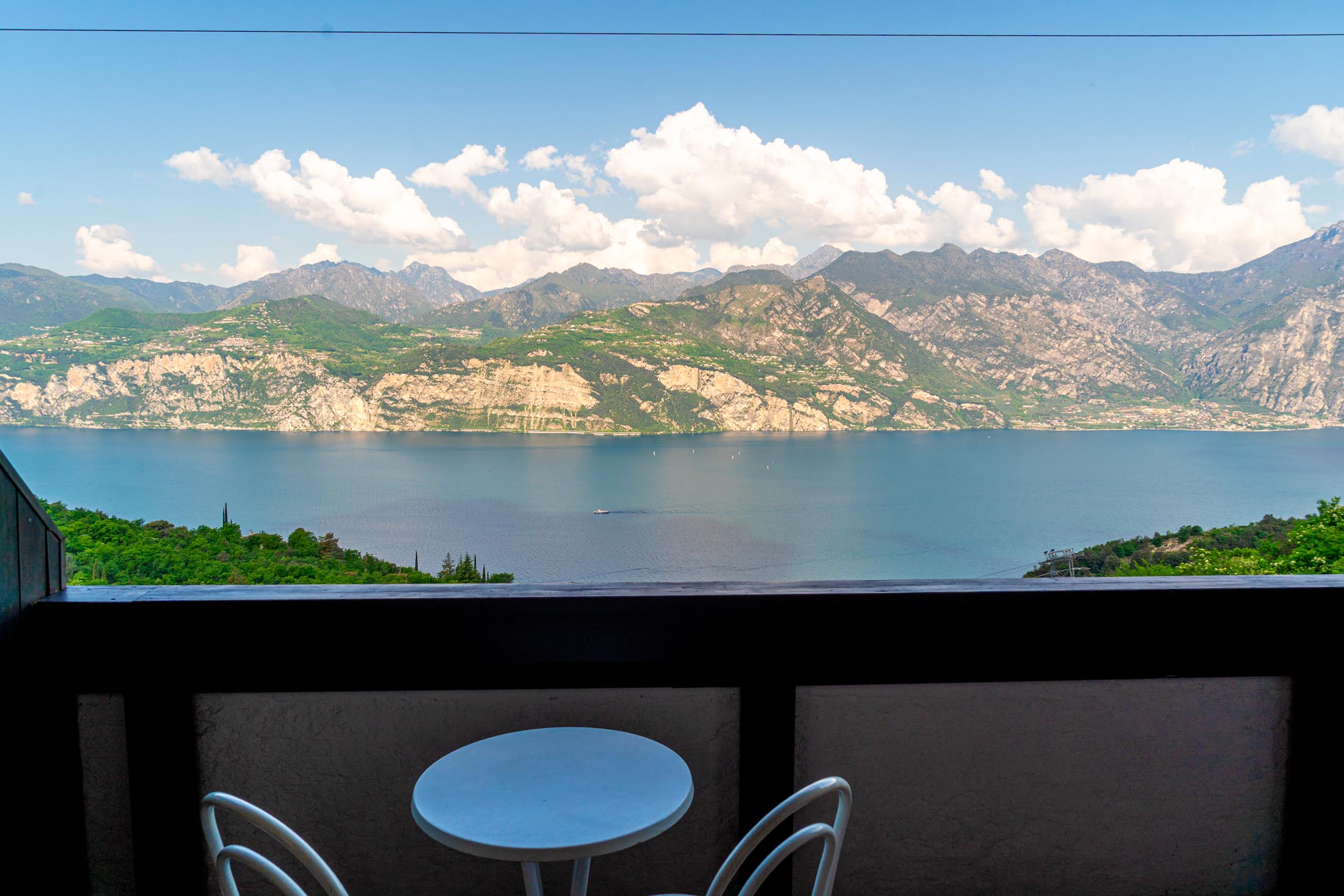 Là où le regard croise le lac, chaque éveil devient une émotion