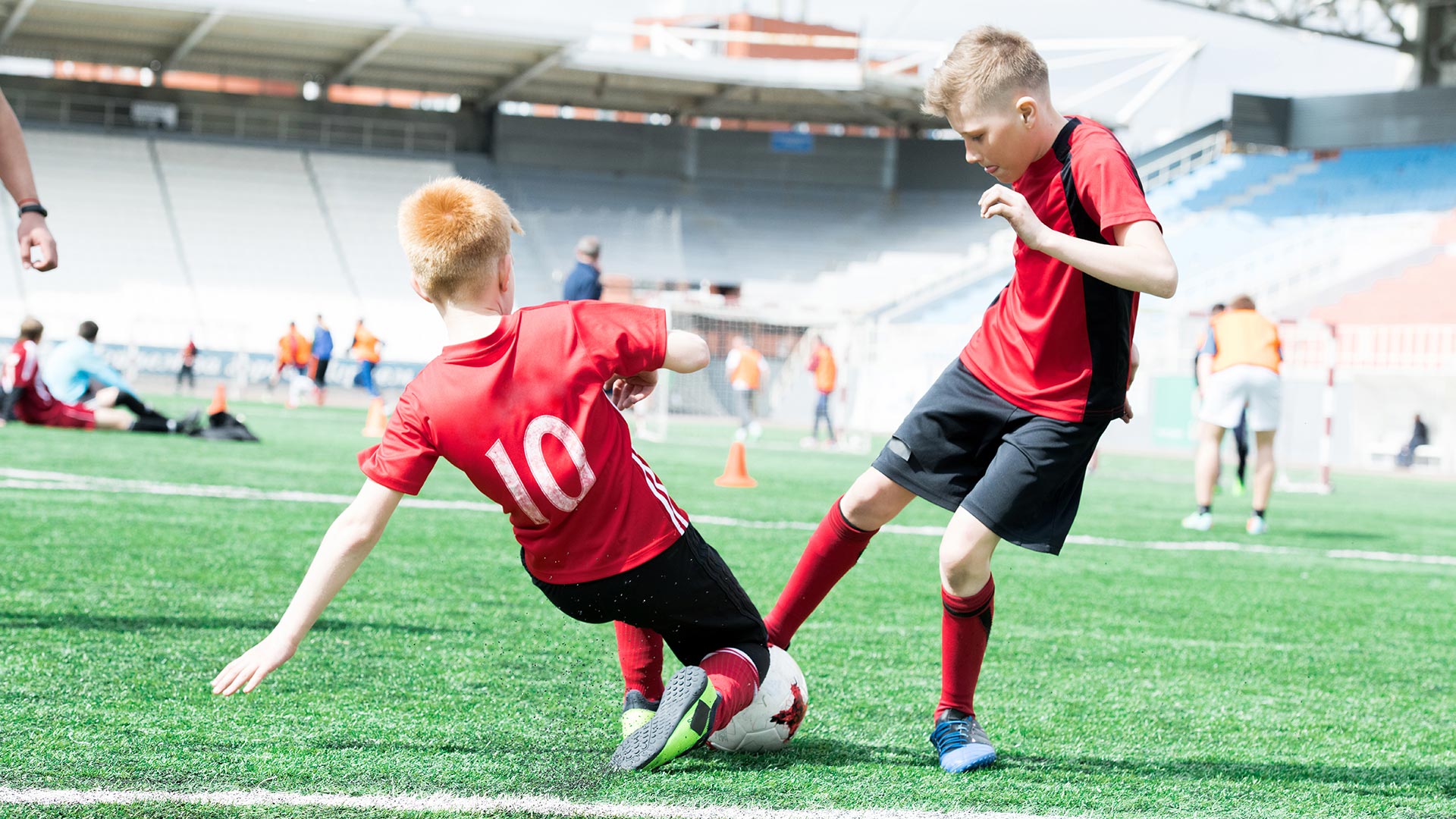 Футбольные матчи детей. Спорт дети. Детский матч. Фото детский футбол на траве. Флаг футбол дети.